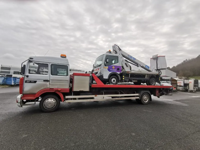 Nacelle automotrice chargée sur le plateau 4,5 t de JC Dépanneur