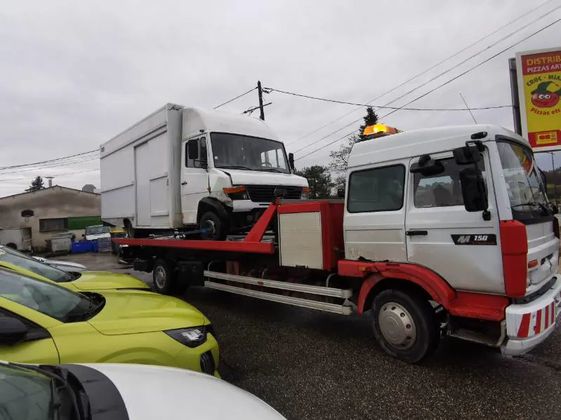 Remorquage d'un gros véhicule sur plateau 4,5 t à Latresne