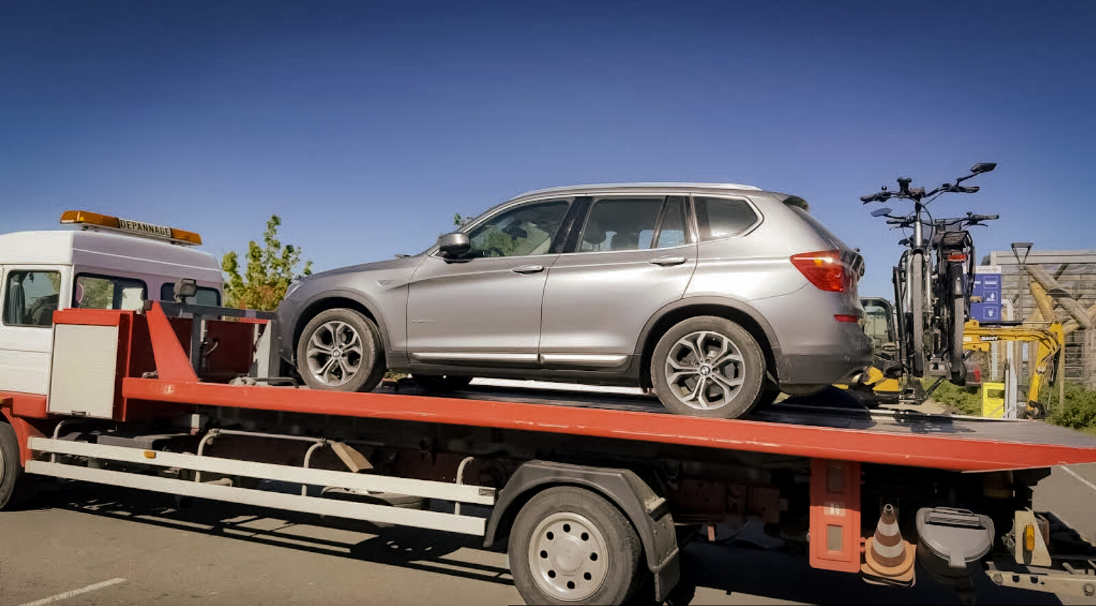 Dépanneuse JC Dépanneur transportant un SUV BMW