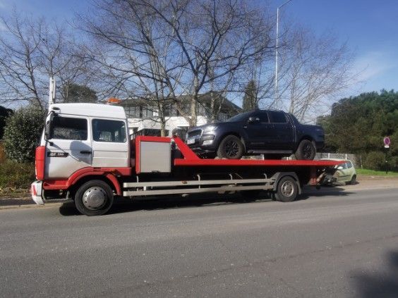 Gros pick-up double cabine chargé sur le plateau 4,5 t de JC Dépanneur