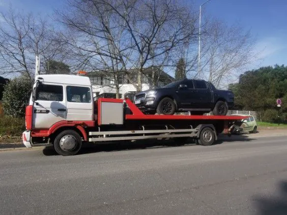Gros pick-up double cabine chargé sur le plateau 4,5 t de JC Dépanneur